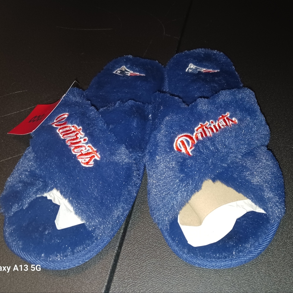 Women's NFL Patriots Slippers -Large (9-10)